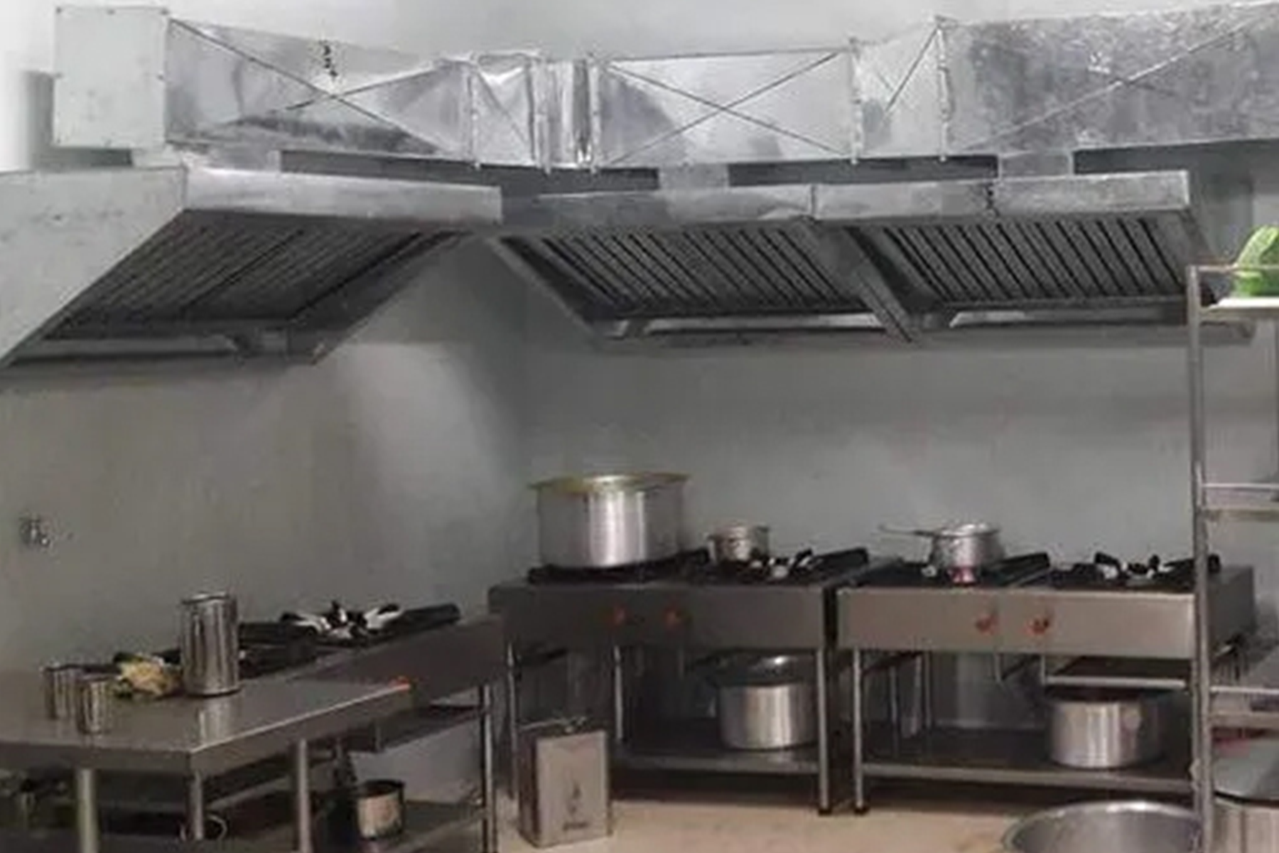 Exhaust ducting is an essential component of commercial and industrial ventilation systems, designed to safely channel smoke